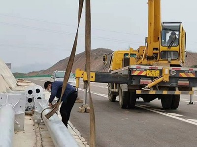 单悬臂标志杆生产「银昊交通设施」#青海#天津#湖北
